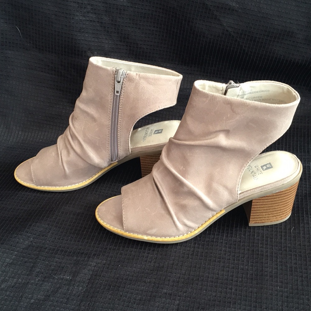 NWT/NIB White Mountain Deering Lt Taupe Sandals - Picture 3 of 8